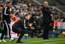 NEWCASTLE UPON TYNE, ENGLAND - DECEMBER 04: Eddie Howe, Manager of Newcastle United, reacts as Arne Slot, Manager of Liverpool, looks on during the Premier League match between Newcastle United FC and Liverpool FC at St James' Park on December 04, 2024 in Newcastle upon Tyne, England. (Photo by Stu Forster/Getty Images)