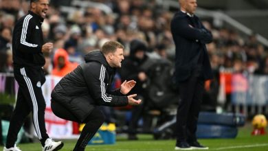 NEWCASTLE UPON TYNE, ENGLAND - DECEMBER 04: Eddie Howe, Manager of Newcastle United, reacts as Arne Slot, Manager of Liverpool, looks on during the Premier League match between Newcastle United FC and Liverpool FC at St James' Park on December 04, 2024 in Newcastle upon Tyne, England. (Photo by Stu Forster/Getty Images)