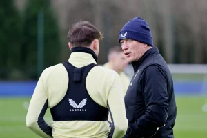 David Moyes speaks to Nathan Patterson during the Everton training session at Finch Farm on January 13, 2025

(Image: Tony McArdle/Everton FC Official Photography Library/SmartFrame)